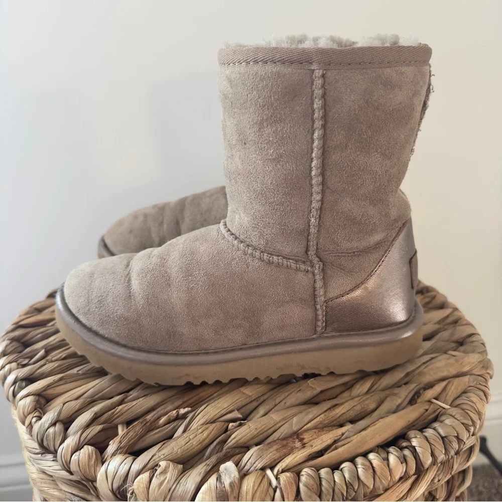 UGG Girls Classic Metallic Boot Size 1